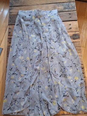 chic Light Gray Floral with Yellow & Navy Accents